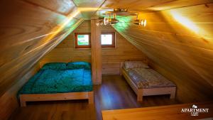 Habitación con 2 camas en una cabaña de madera en Glamping Vrhovc, en Železniki