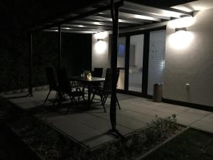 Patio alebo iná vonkajšia časť ubytovania HausLipno Bungalov na Lipně