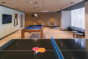 a ping pong table in a room with a ping pong ball at Novotel Lencois Paulista in Lençóis Paulista