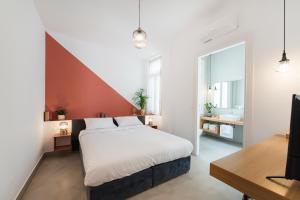 una camera con un grande letto e un bagno di MONK Monastiraki Suites with Rooftop Bar ad Atene