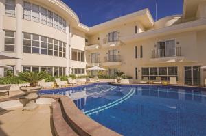 A piscina localizada em Doral Guarujá ou nos arredores