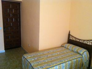 Łóżko lub łóżka w pokoju w obiekcie Hostal Paracuellos