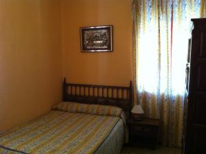 Łóżko lub łóżka w pokoju w obiekcie Hostal Paracuellos