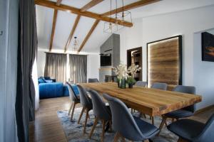 a dining room with a wooden table and chairs at Cabana Noua in Pojorâta