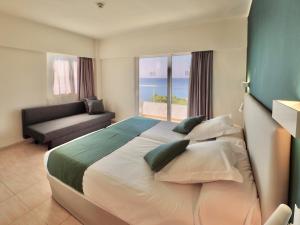 una camera con un grande letto e vista sull'oceano di BQ Belvedere Hotel a Palma de Mallorca