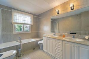 Kúpeľňa v ubytovaní 49-Exclusive Villa With Private Pool & Breathtaking Views in Mijas!