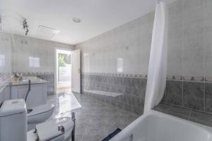 Kúpeľňa v ubytovaní 49-Exclusive Villa With Private Pool & Breathtaking Views in Mijas!