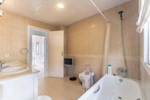 Kúpeľňa v ubytovaní 49-Exclusive Villa With Private Pool & Breathtaking Views in Mijas!