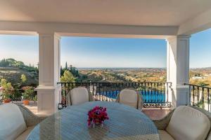 Balkón alebo terasa v ubytovaní 49-Exclusive Villa With Private Pool & Breathtaking Views in Mijas!