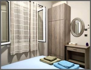 La salle de bains est pourvue d'un miroir, d'un lit et d'un lavabo. dans l'établissement Paradiso Apartment, à Corfou