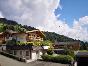 un bâtiment avec une montagne en arrière-plan dans l'établissement Haus Monika, à Brixen im Thale