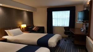 Giường trong phòng chung tại Holiday Inn Express Leeds-East, an IHG Hotel