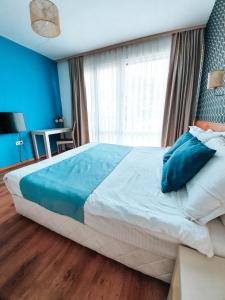A bed or beds in a room at Waterside Houses