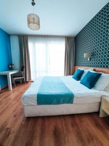 A bed or beds in a room at Waterside Houses