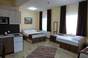 um quarto de hotel com duas camas e uma cozinha em Борник Хил / Bornik Hill em Devin