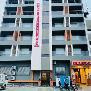 un hotel con dos motocicletas estacionadas frente a él en Hotel Star Bodh Gaya, en Bodh Gaya