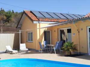 a house with a solar roof with a pool at Finca La Bonita in Puntagorda