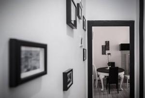 una sala da pranzo con tavolo e una sala da pranzo di Lazy Gio Guest House a Roma Altre 27 foto