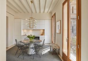 a dining room with a table and chairs at Vila Damunt in Palma de Mallorca