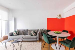 sala de estar con sofá, mesa y sillas en New Amara Suite Friends y Families Parking, en San Sebastián