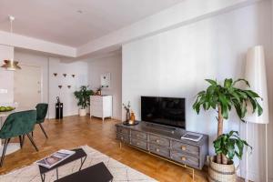 Telewizja i/lub zestaw kina domowego w obiekcie New Amara Suite Friends & Families Parking