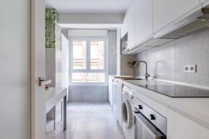 Kuchnia lub aneks kuchenny w obiekcie New Amara Suite Friends & Families Parking