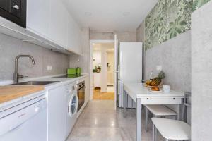 Kuchnia lub aneks kuchenny w obiekcie New Amara Suite Friends & Families Parking