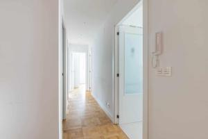 korytarz z białymi ścianami i lustrem w obiekcie New Amara Suite Friends & Families Parking w mieście San Sebastián +29 zdjęć