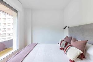 Łóżko lub łóżka w pokoju w obiekcie New Amara Suite Friends & Families Parking
