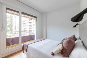 Łóżko lub łóżka w pokoju w obiekcie New Amara Suite Friends & Families Parking