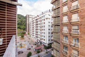 widok z lotu ptaka na budynek w mieście w obiekcie New Amara Suite Friends & Families Parking w mieście San Sebastián