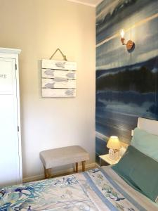 チンクアレにあるB&B Due Passi dal Mareのベッドルーム1室(ベッド1台付)、窓際のベンチが備わります。