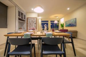 una sala da pranzo con un grande tavolo in legno e sedie di Casa Bahía Apartamento a Cartagena de Indias