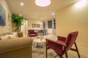 a living room with a couch and chairs and a table at Casa Bahía Apartamento in Cartagena de Indias