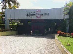 a building with a sign that readsmt kunia suriya at Motel KamaSutra in Salvador