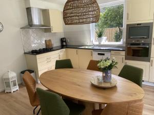 A kitchen or kitchenette at Reggezicht; Mooi huis op een prachtige plek!