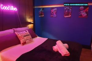 80s RETRO 1 Bed Studio Serviced Apartment Whitechapel Perfect for Coupled & Solo Guests