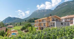 una casa en un valle con montañas en el fondo en Villa Montis, en Appiano sulla Strada del Vino