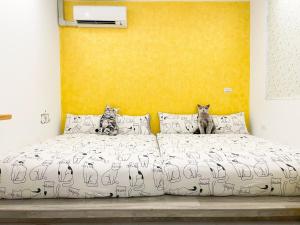 Giường trong phòng chung tại Living House