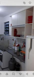 uma cozinha com um lavatório e uma bancada em Apartamento, Zona Leste, ótima localização. em Teresina