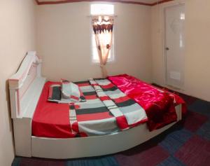 Postel nebo postele na pokoji v ubytování Homestay HUMAIRA DIENG villa full house 3 kamar,6 bed,dapur,ruang tamu,balkon,parkir,wifi