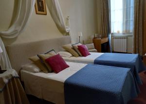 เตียงในห้องที่ Hotel Tourist House - corner Santa Maria Novella Square - Florence