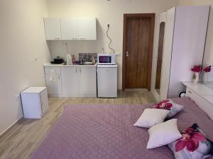 Säng eller sängar i ett rum på Luxury Orchid apartment with a garden in a private hotel complex Cascadas Bulgaria