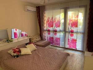 Säng eller sängar i ett rum på Luxury Orchid apartment with a garden in a private hotel complex Cascadas Bulgaria