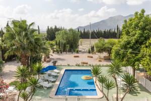 una vista aérea de una piscina en un complejo en VILLA FINA (piscina/wifi/barbacoa/parking), en Murcia