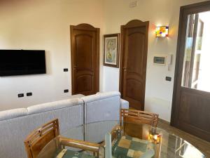 - un salon avec un canapé et une table dans l'établissement Casa vacanze villa maresette, à Marsala