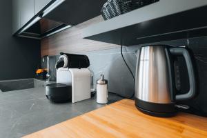Příslušenství pro přípravu čaje a kávy v ubytování Sama Apartments Sorrento