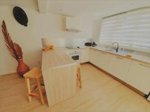 Eldhús eða eldhúskrókur á Kozycoco - Suite Coco - votre séjour tropical au calme
