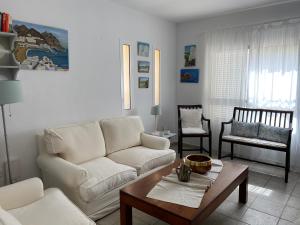 un soggiorno con divano bianco e tavolo di CASA MARITE a San José