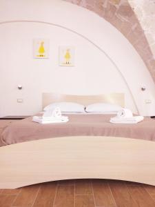Ce lit se trouve dans une chambre dotée d'un plafond voûté. dans l'établissement A Quattro di Mazze, à Trapani